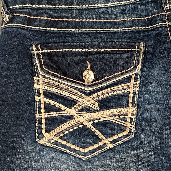 Reign roll cuff shorts Size 13 Curvy, Junior (36") - Picture 13 of 15